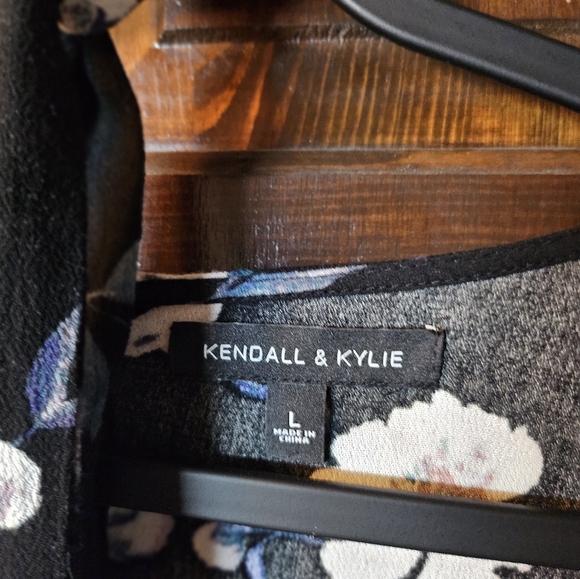 Very pretty romper, has pockets on the shorts - Picture 6 of 9